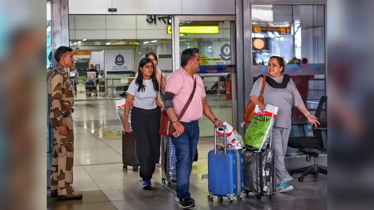 Delhi Airport Officials Issued An Advisory For International Flyers To Check Latest Updates Amid Flight Delays Delhi Airport officials advise international passengers to check latest updates amid flight delays