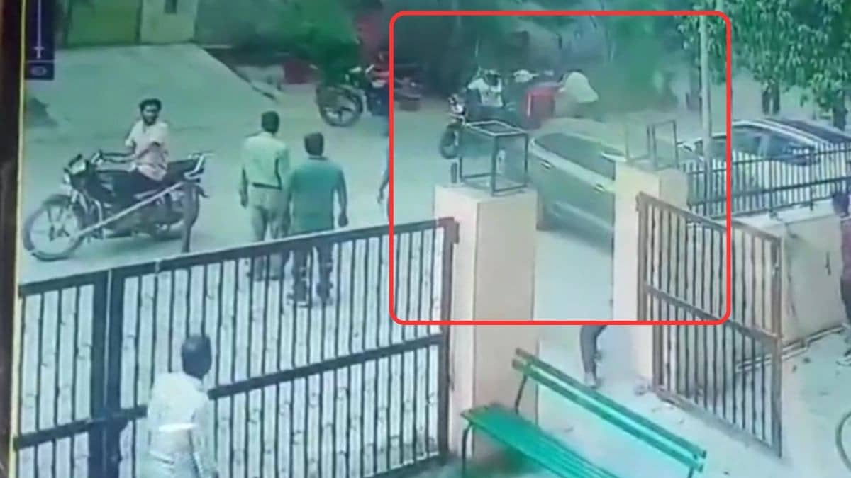 delhi chain Snatching CCTV 