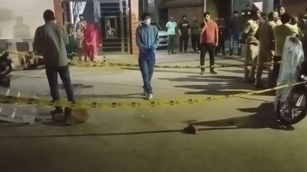 दिल्ली के बवाना में बदमाशों ने घर में घुसकर की ताबड़तोड़ फायरिंग, बेटे की मौत, पिता की हालत नाजुक; इलाके में दहशत Delhi Firing