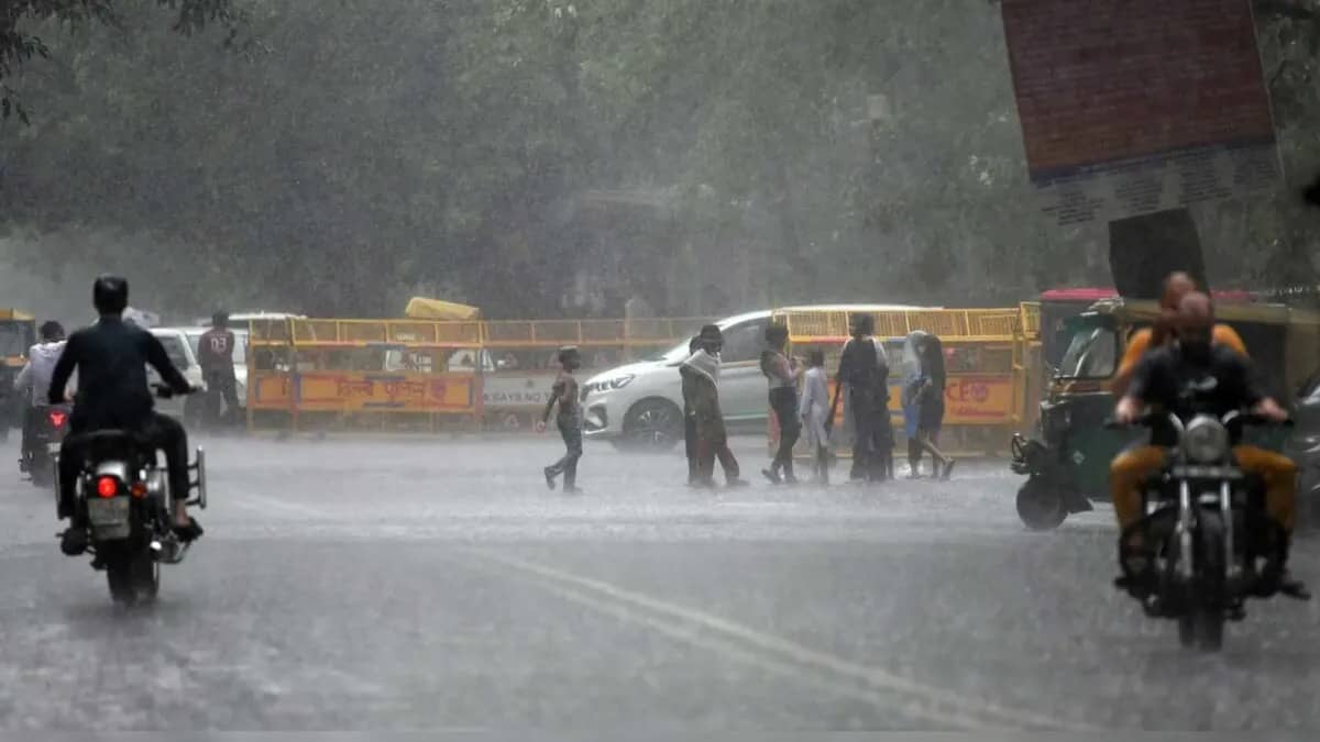 Delhi Under Yellow Alert As Mercury Dips; IMD Forecasts Rain, Thunderstorms and Gusty Winds 