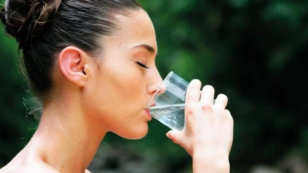 सुबह खाली पेट पानी पीने के अनगिनत फायदे, डाइजेशन से लेकर ब्रेन हेल्थ में होगा सुधार; बस पीते हुए न करें ये 6 गलतियां Empty stomach water benefits, Hydration