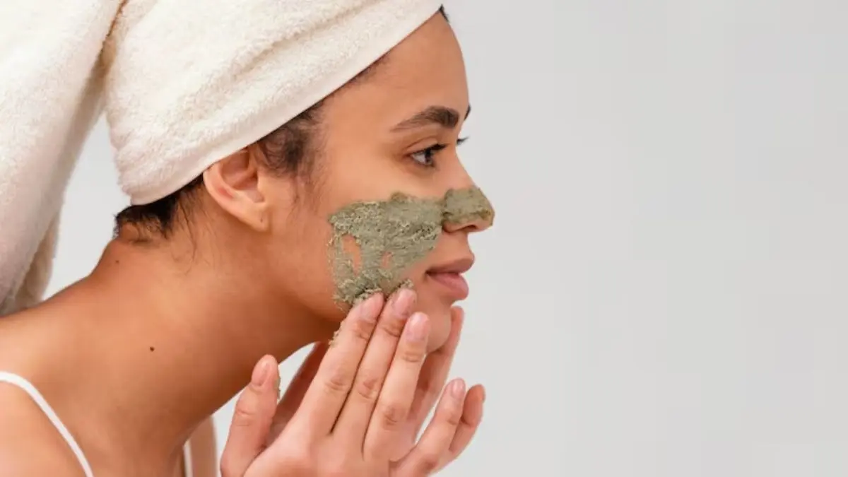 Face Mask: गर्मियों में धूप, पसीने से डल स्किन और पिंपल्स से हैं परेशान, तो आज ही अपनाएं ये फेस मास्क, 15 मिनट में इंस्टेंट ग्लो Face Mask