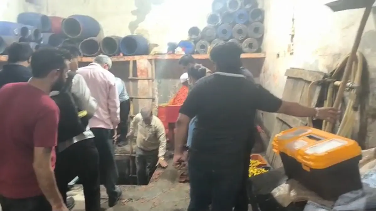 Delhi Factory Owner And Son Die Of Suffocation In Attempt To Rescue Worker From Toxic Pickle Well In Nangloi Factory Owner And Son Die Of Suffocation In Attempt To Rescue Worker From Toxic Pickle Well