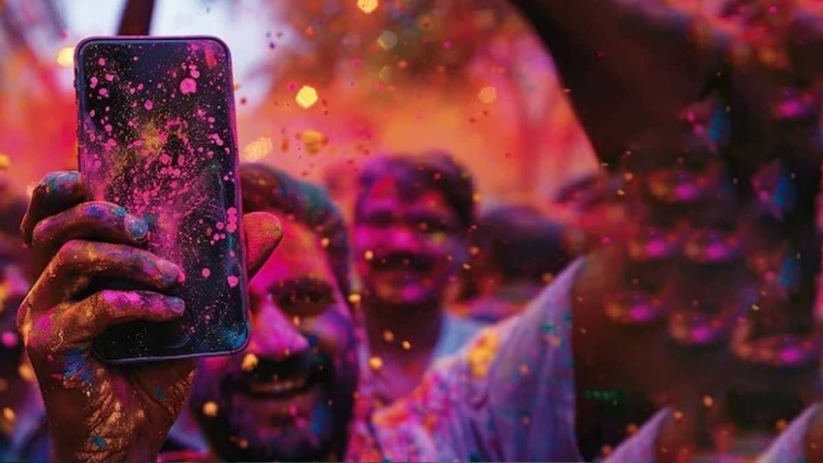 Holi 2026: होली पर स्मार्टफोन भीगने के बाद हो गया बंद? जानें खुद कैसे करें ठीक
