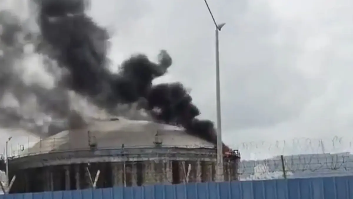 Fire Seen Near Israeli Oil Refinery After Iranian Missile Attack Fire Seen Near Israeli Oil Refinery After Iranian Missile Attack