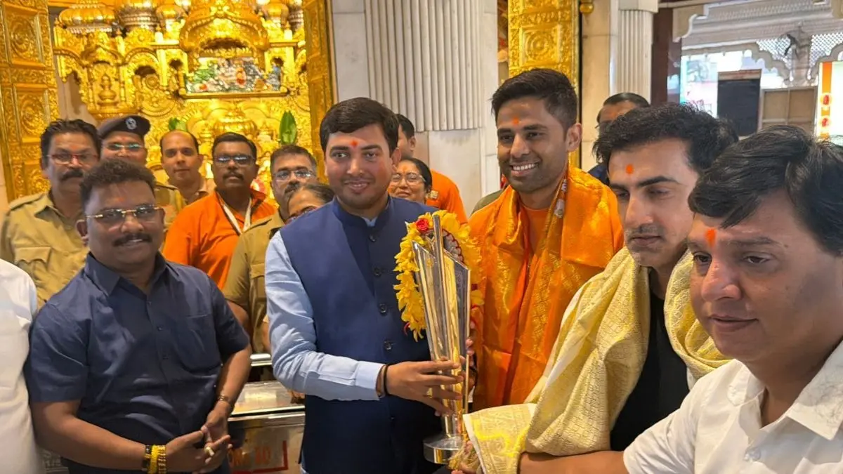गणपति बप्पा मोरया, T20 वर्ल्ड कप ट्रॉफी के साथ मुंबई के सिद्धिविनायक मंदिर पहुंचे गौतम गंभीर और सूर्यकुमार यादव, VIDEO Gautam Gambhir & Suryakumar Yadav Visit Siddhivinayak Temple In Mumbai With T20 World Cup Trophy