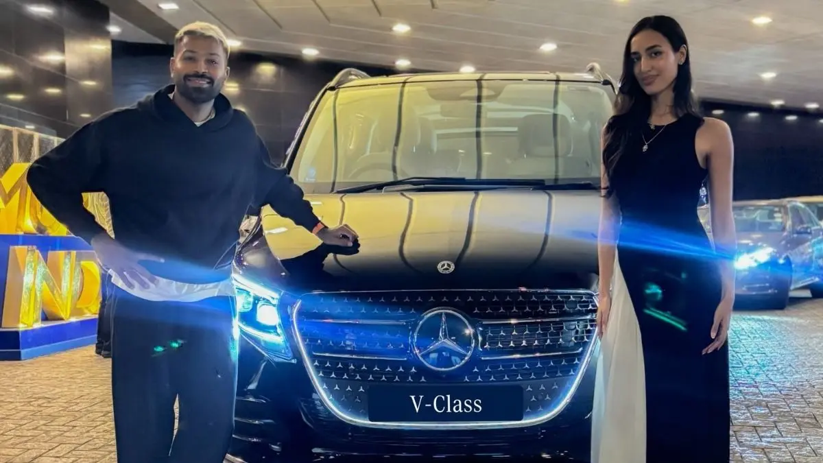 IPL 2026 से पहले हार्दिक का धमाका! खुद ली चमचमाती फरारी और अब गर्लफ्रेंड माहिका को गिफ्ट की करोड़ों की कार, देखें तस्वीरें Hardik Pandya Mahika Sharma Mercedes Car