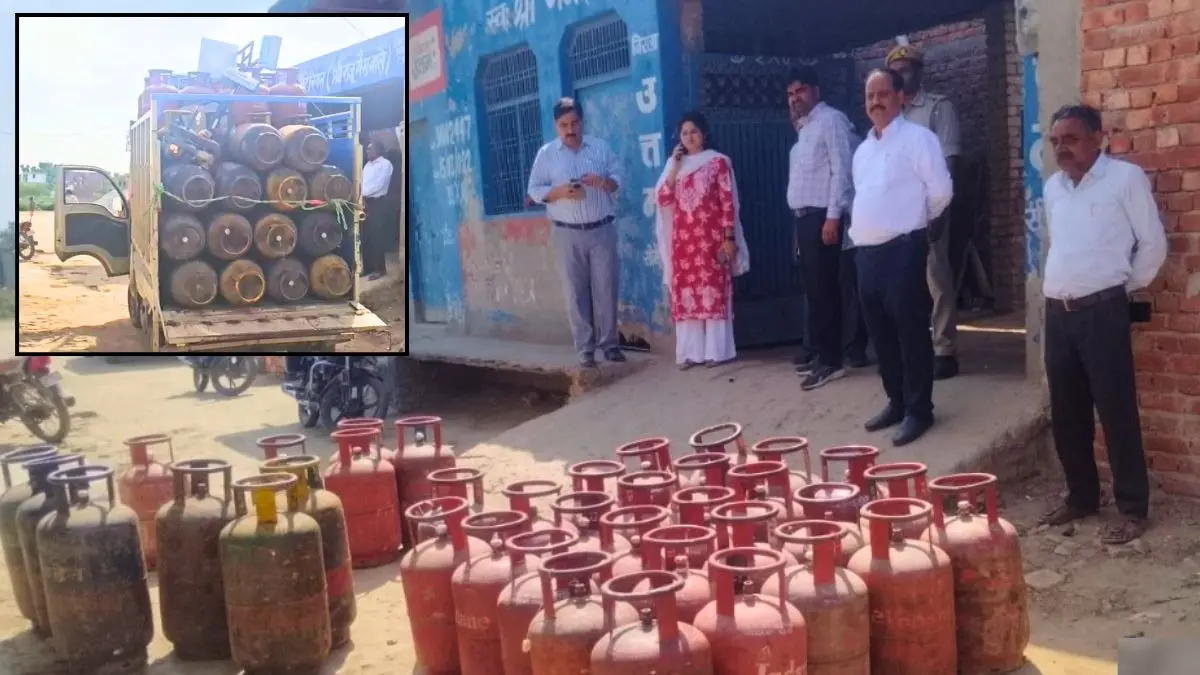 UP Black Cylinder: गैस सिलेंडर कालाबाजारी पर प्रशासन का सख्त एक्शन, हाथरस में 83 सिलेंडर बरामद Hathras Gas Cylinder Raid