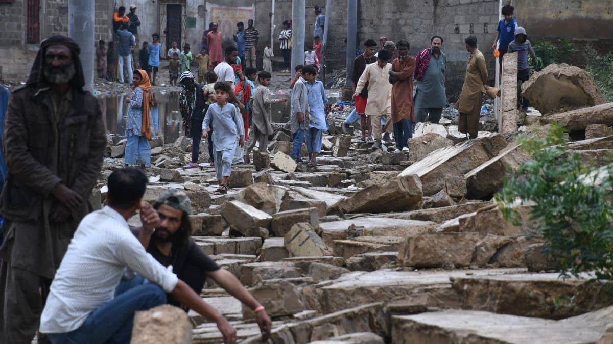 Heavy Rains With Strong Winds Lash Karachi, At Least 15 Killed; Advisory Issued