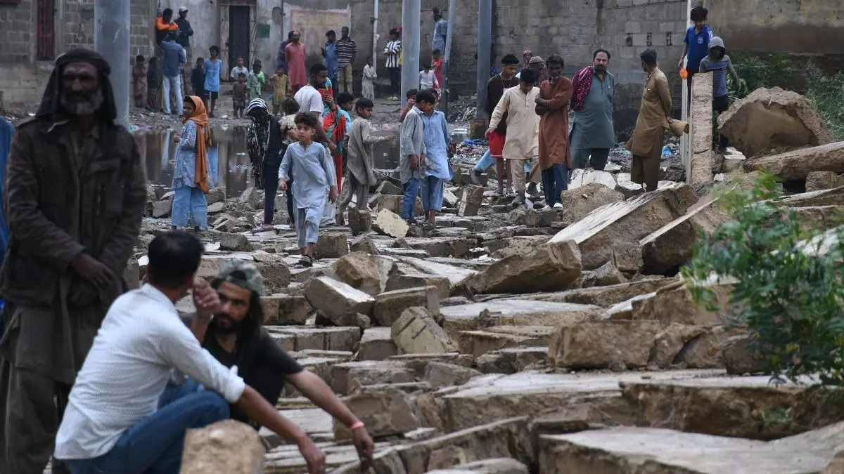 Heavy Rains With Strong Winds Lash Karachi, At Least 15 Killed; Advisory Issued Heavy Rains With Strong Winds Lash Karachi, At Least 15 Killed; Advisory Issued