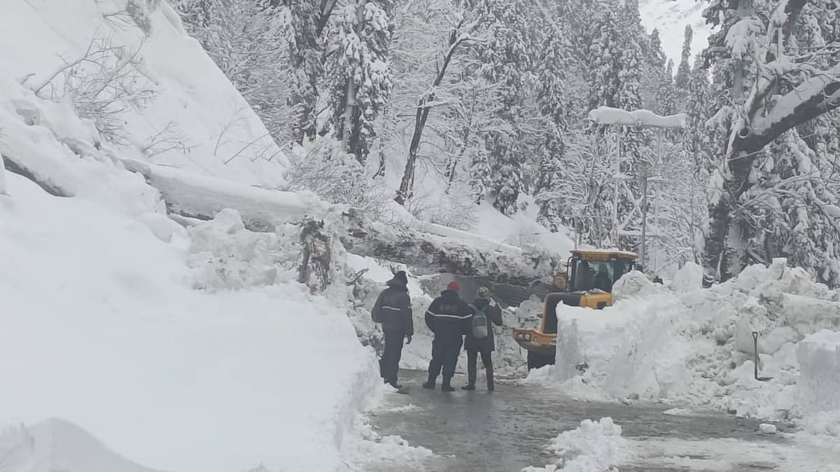Heavy Snowfall Hits Manali, Over 1000 Vehicles Stranded Near Atal Tunnel
