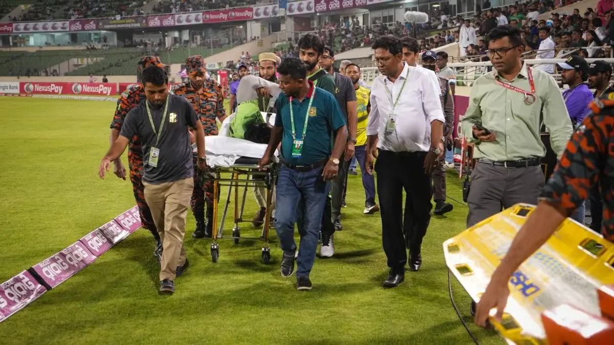 PAK vs BAN: फील्डिंग के दौरान गंभीर चोटिल हुआ पाकिस्तानी खिलाड़ी, स्ट्रेचर पर मैदान से गया बाहर, अस्पताल में भर्ती hussain talat