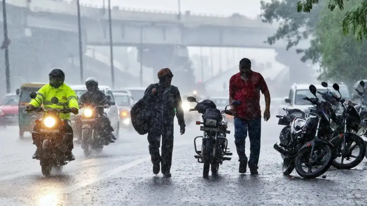 Bengaluru Pre-Monsoon Showers Till May 2; IMD Issues Yellow Alert Across Karnataka Bengaluru Weather Update: IMD Forecasts Rain, Thunderstorms And Gusty Winds Till May 2