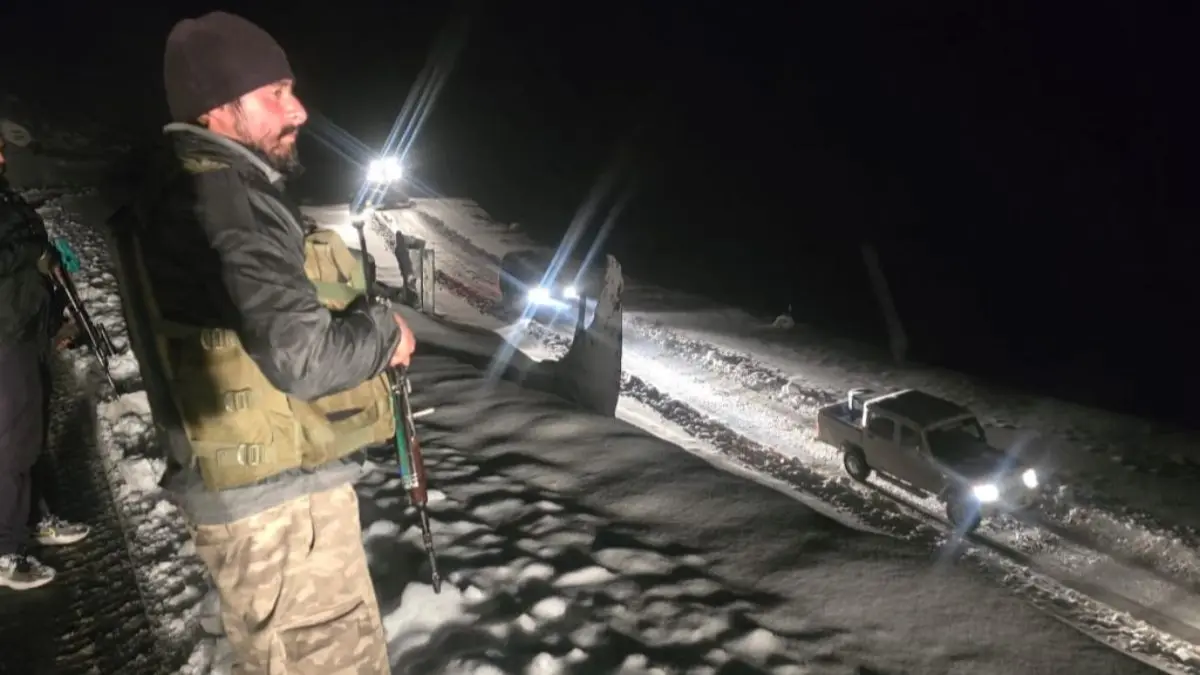 Indian Army’s 19 Rashtriya Rifles, J&K Police Rescue 214 Stranded Tourists, Locals from JK's Snowbound Sinthan Pass Indian Army’s 19 Rashtriya Rifles, J&K Police Rescue 214 Stranded Tourists, Locals from JK's Snowbound Sinthan Pass