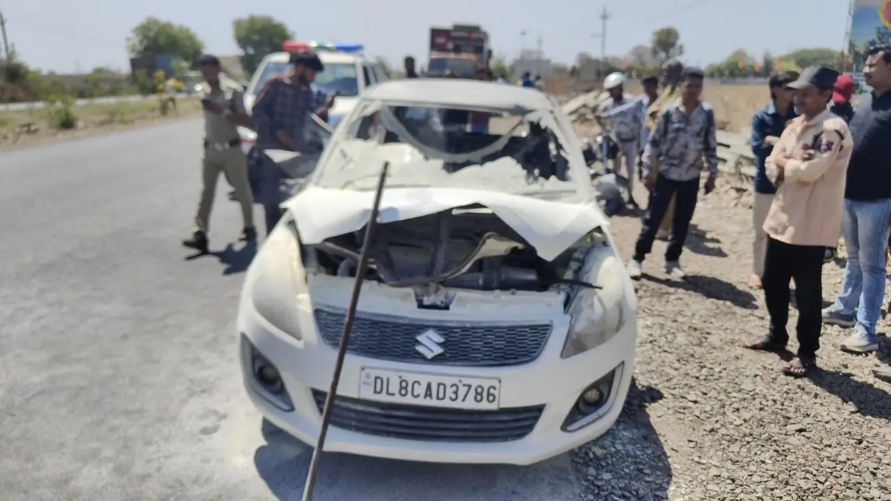 तड़पता रहा, चिल्लाता रहा, पिता ने कांच तोड़कर निकालने की कोशिश भी की, लेकिन... खड़ी कार में जिंदा जला 4 साल का मासूम, इंदौर में दर्दनाक हादसा Indore Accident