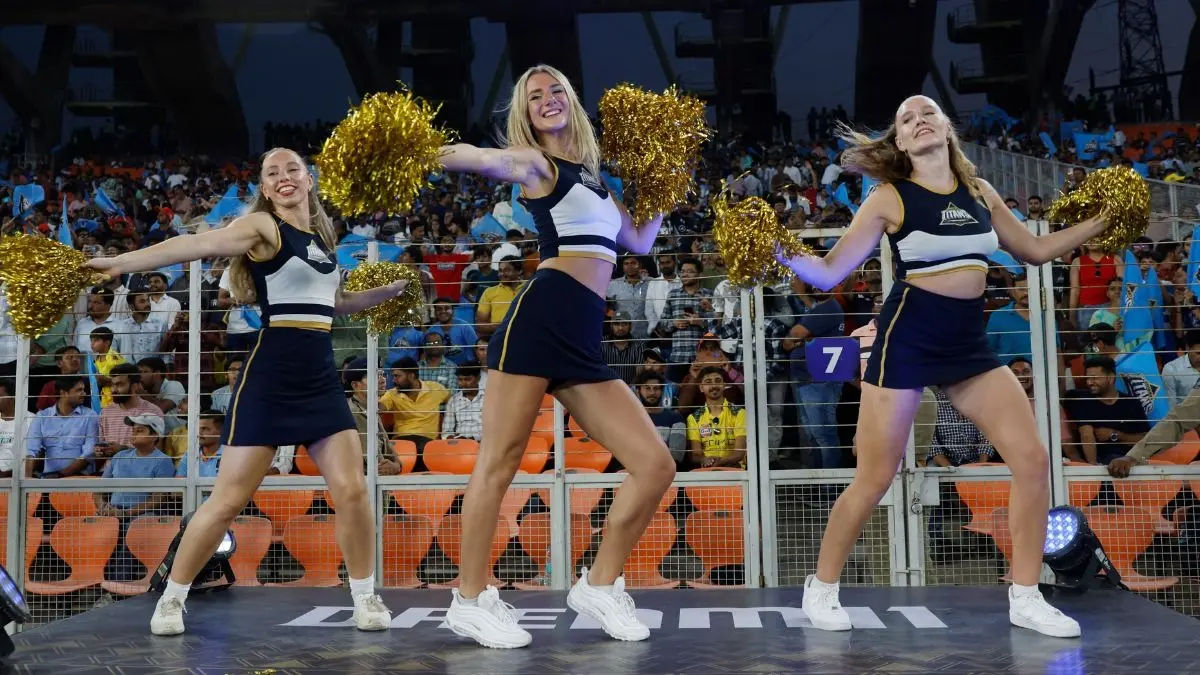 IPL Cheerleaders Salary: कितनी होती है चौके-छक्कों पर डांस करने वाली चीयरलीडर्स की सैलरी, कैसे होता है इनका सेलेक्शन? IPL Cheerleaders Salary 2026