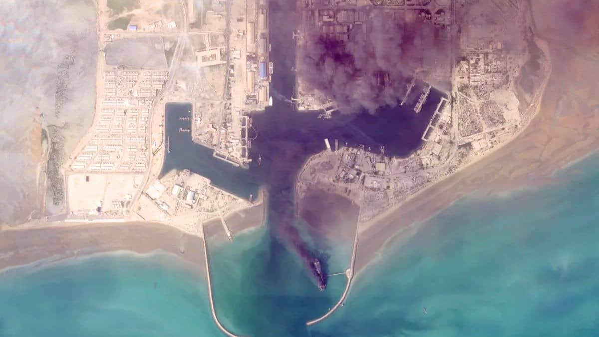 Middle East War: बंदर अब्बास बंदरगाह राख, अबू धाबी बेस तबाह... सैटेलाइट तस्वीरों में देखें युद्ध में ईरान को कितना हुआ नुकसान