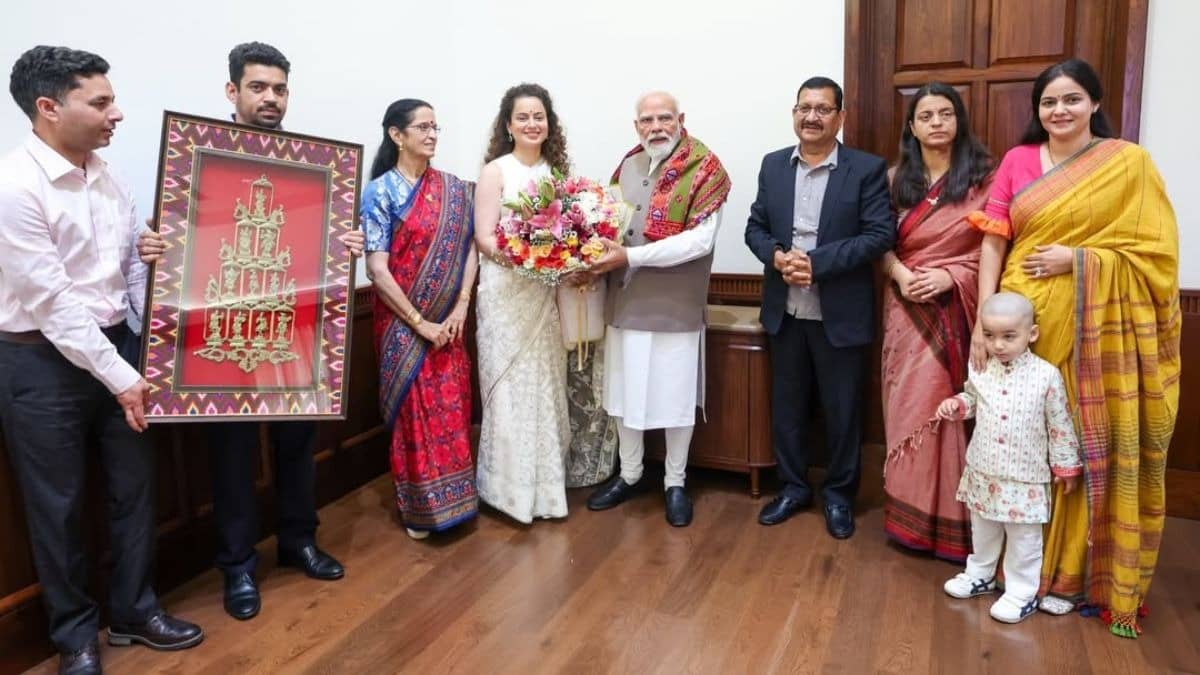 Kangana Ranaut rings in birthday with PM Modi, family
