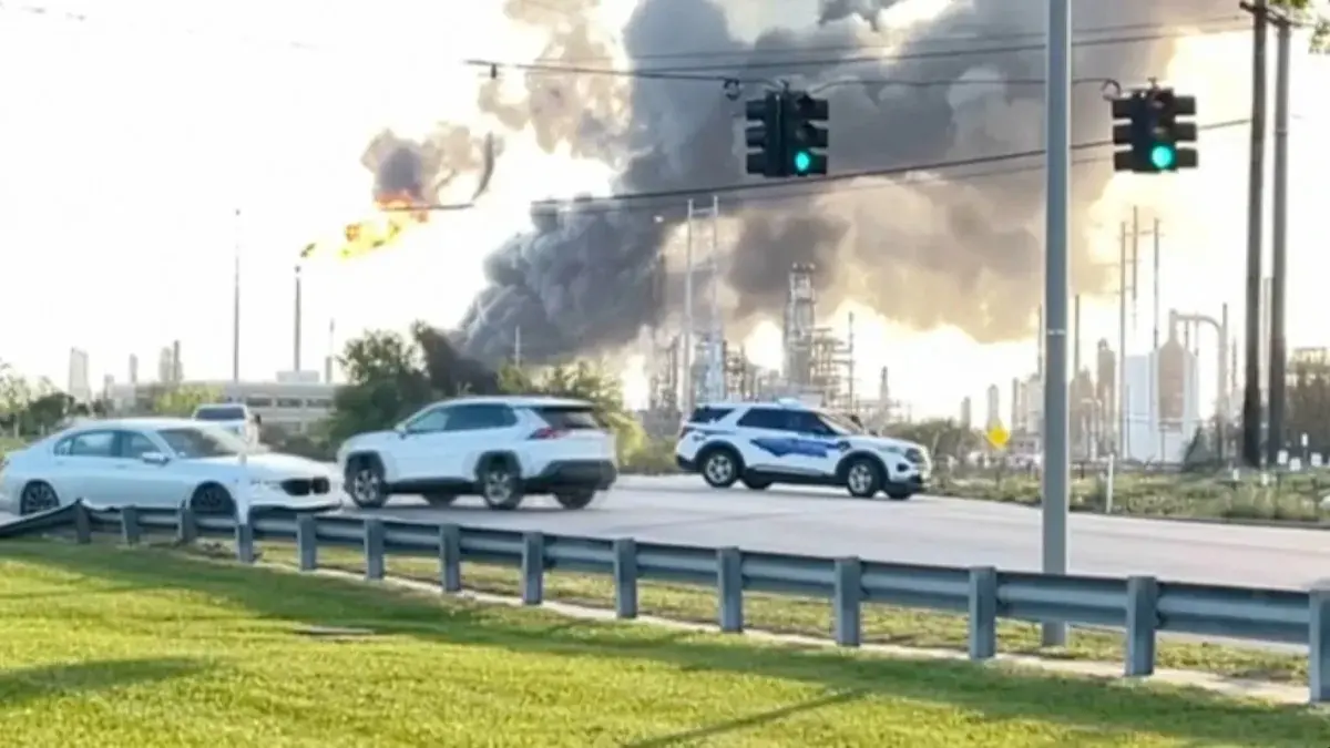 Massive Explosion At Texas Oil Refinery Sends Towering Plumes of Smoke Into Sky, Residents Told to Shelter | VIDEO Large Oil Refinery Explosion Near Texas Coast Forces Residents To Shelter In Place
