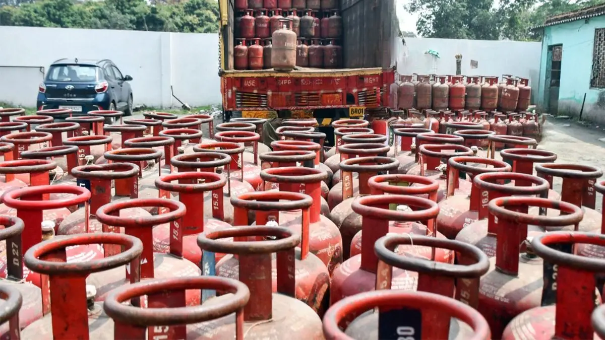 LPG Crisis: सरकार की रोकने की लाख कोशिशों के बाद भी राजधानी में कालाबाजारी! मुंडका में रैकेट का भंडाफोड़, 610 गैस सिलेंडर बरामद LPG Crisis Raid