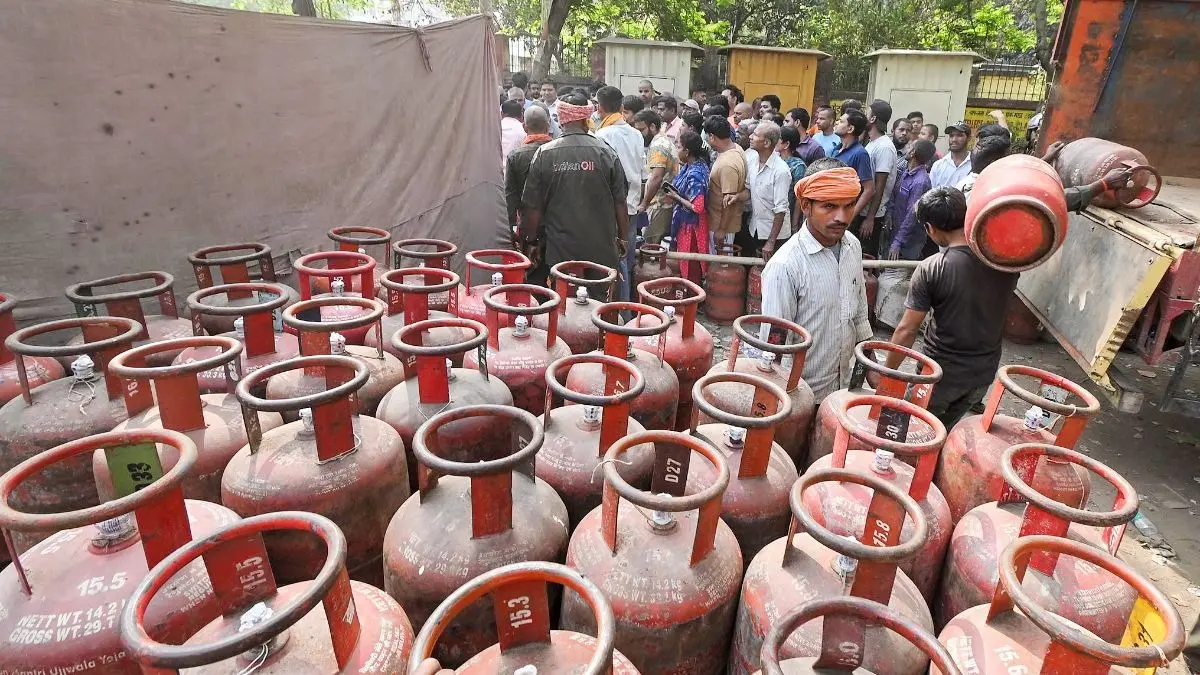 Maharashtra Govt Cracks Down On LPG Black Marketing, 1,208 Cylinders Seized Maharashtra Govt Cracks Down On LPG Black Marketing, 1,208 Cylinders Seized