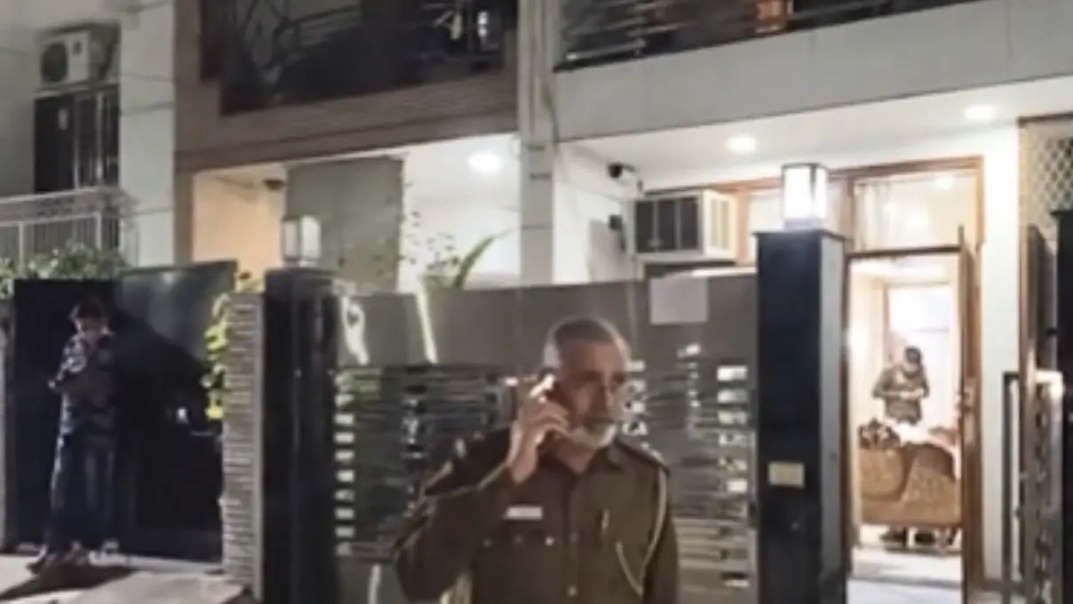 Delhi: एक के मुंह में तकिया, दूसरे के गले में फंदा...मां ने दो बेटियों की हत्या कर की खुदकुशी की कोशिश, पूरे इलाके में मची सनसनी Malviya Nagar Murder