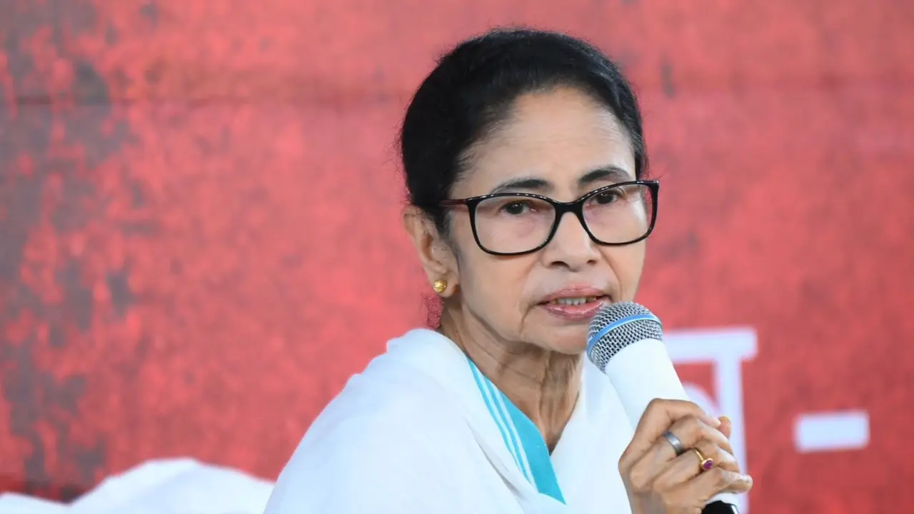 बंगाल चुनाव से पहले SIR को लेकर ममता ने छेड़ी सियासी जंग, रातभर टेंट में बैठी रहीं CM, BJP और चुनाव आयोग पर लगाए ये आरोप Mamata Banerjee