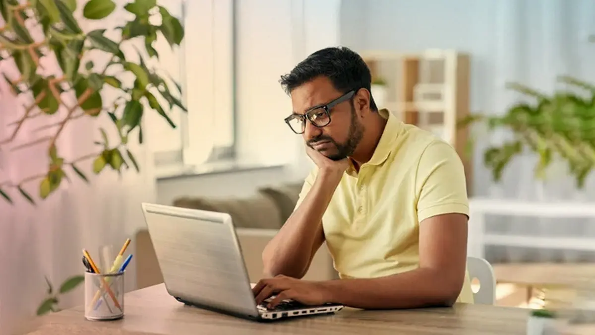 लैपटॉप में आने लगी है ये परेशानी तो समझिए अब उसका आ गया है समय, जानिए कब और किन कारणों से नया लेना ही होता है फायदे का सौदा man frustrated with old laptop