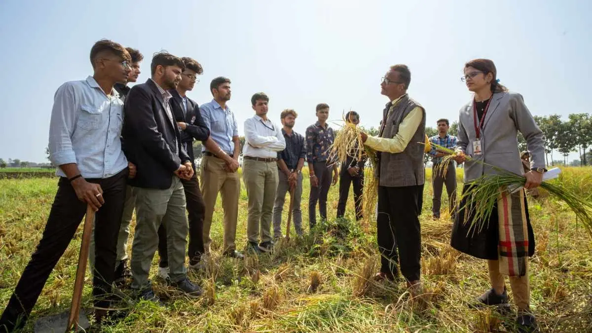 Medicaps University Students Step into Fields for Real-World Agricultural Training Medicaps University Students Step into Fields for Real-World Agricultural Training