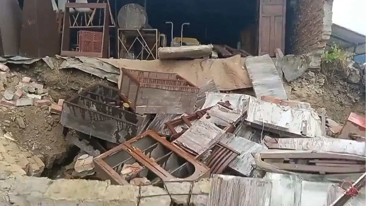 नोएडा में बारिश के दौरान निर्माणाधीन साइट की दीवार गिरी, मचा हड़कंप; मजदूरों की जान बाल-बाल बची Noida Wall Collapse