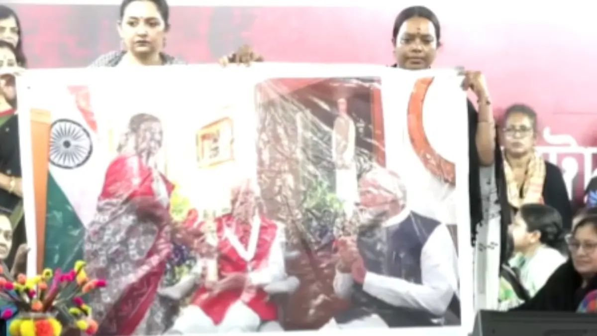 Look Who's Sitting? Mamata Uses 2024 Photo To Hit Back At BJP Amid President Murmu's Bengal Visit Row Look Who's Sitting? Mamata Uses 2024 Photo To Hit Back At BJP Amid President Murmu's Bengal Visit Row