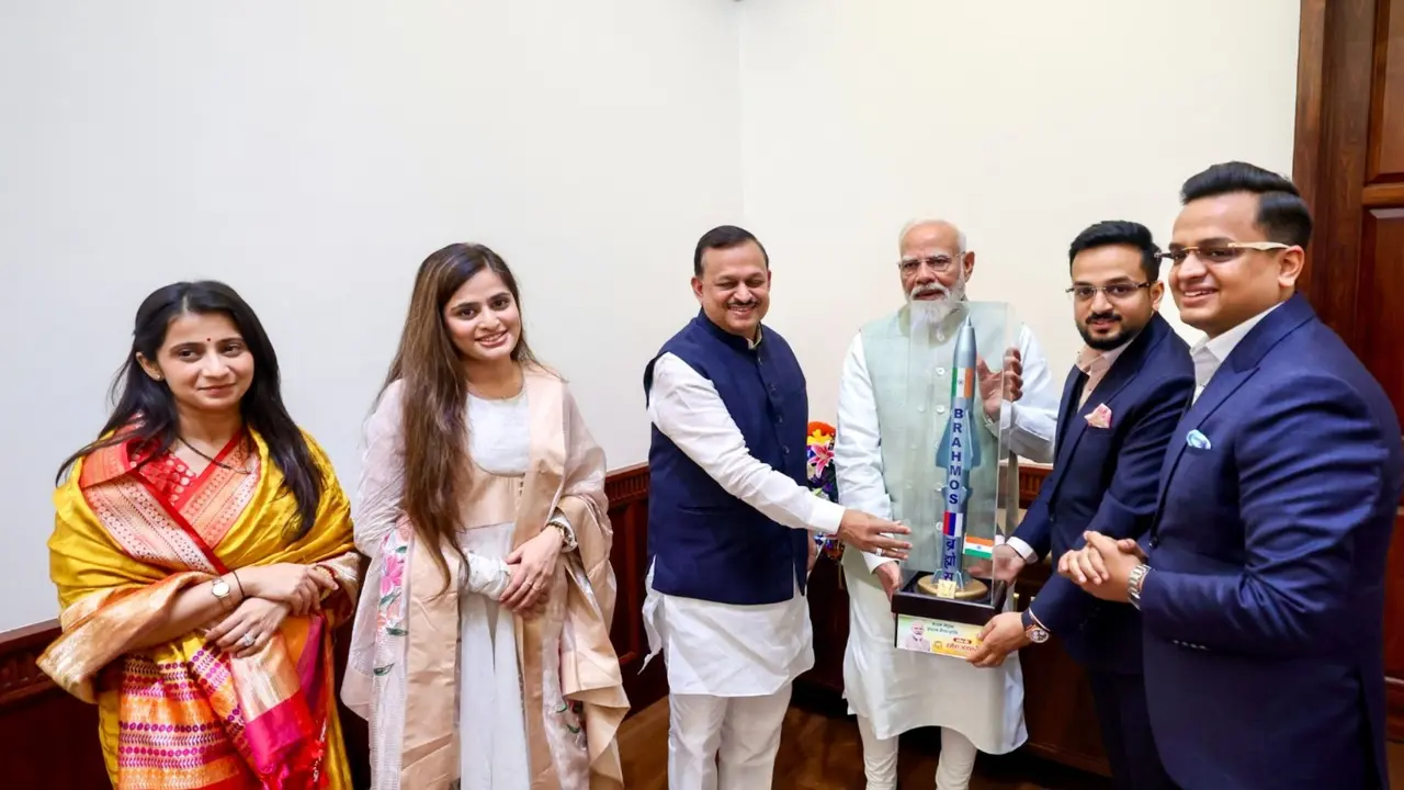 PM मोदी से परिवार सहित मिले कानपुर सांसद, पुत्र दंपति को मिला आशीर्वाद PM Modi