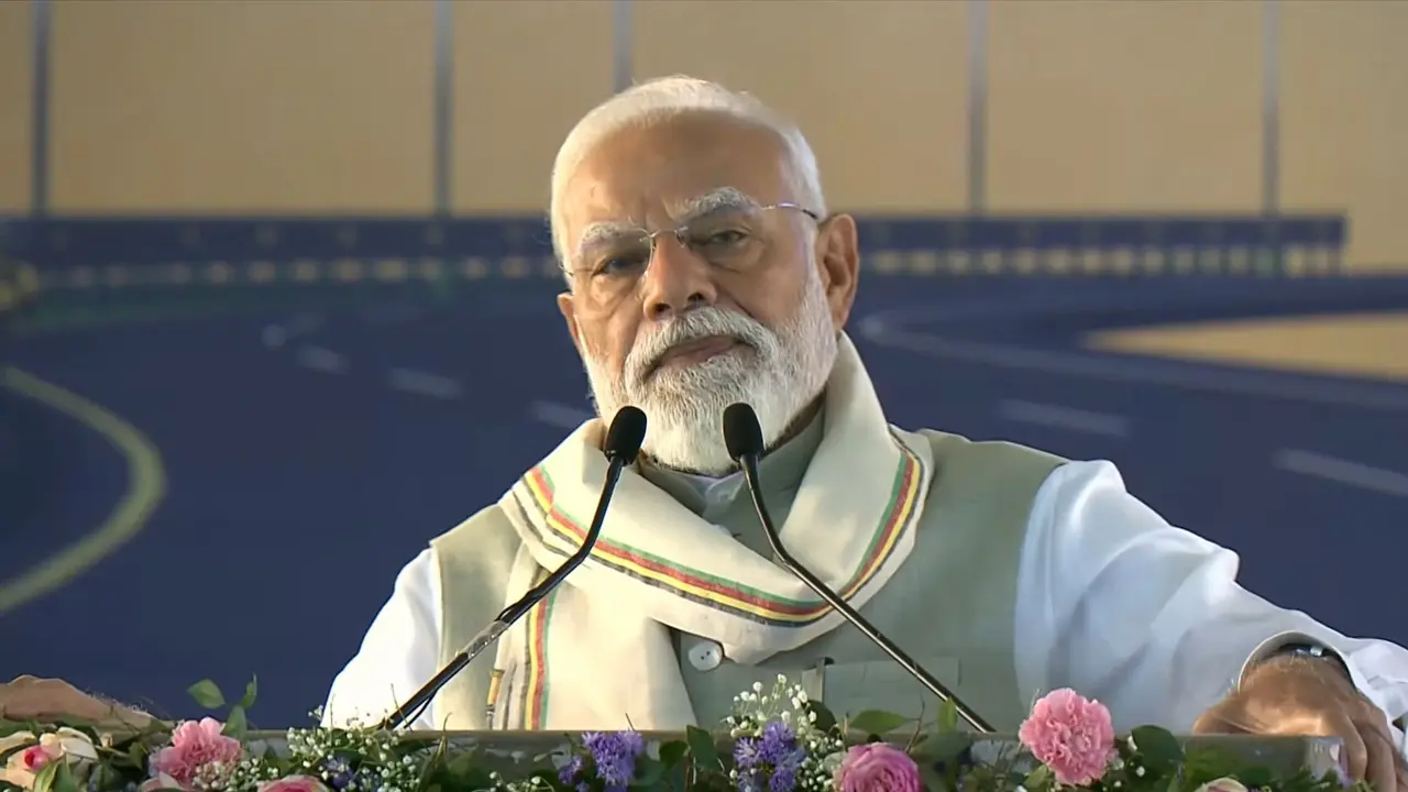 'मिडिल ईस्ट युद्ध के बीच देश में दहशत फैला रही कांग्रेस', असम में जमकर बरसे PM मोदी, जनता को सावधान रहने को कहा PM Modi in Assam