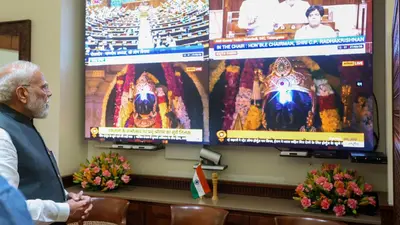 Ayodhya: रामनवमी पर रामलला का हुआ सूर्य तिलक, जगमगाया ललाट, PM मोदी ने भी देखा भव्य और दिव्य नजारा PM Narendra Modi observes the Surya Tilak ceremony at Ayodhya Ram Mandir.