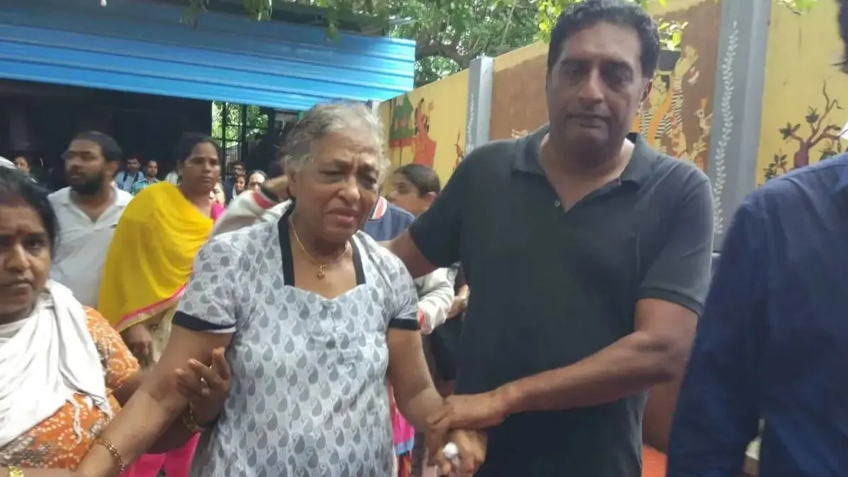 Prakash Raj Mother Swarnalatha Dies: प्रकाश राज पर टूटा दुखों का पहाड़, 86 साल की उम्र में मां सुवर्णलता का निधन Prakash Raj Mother Swarnalatha Dies