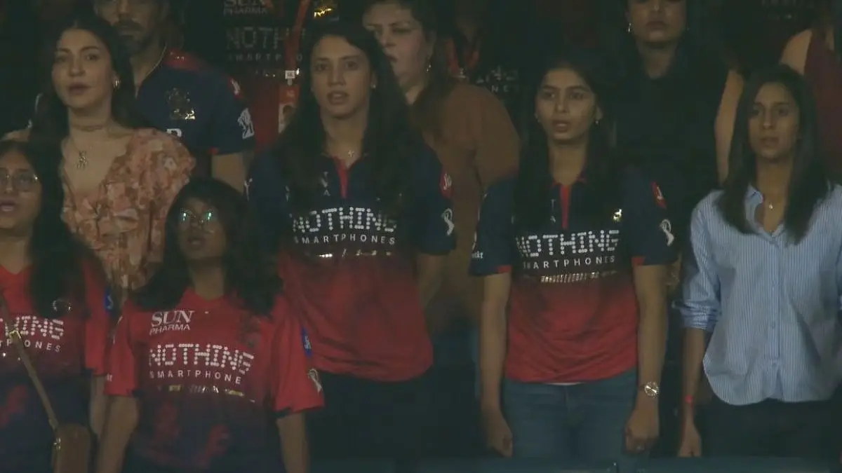 RCB vs SRH: IPL 2026 के पहले मैच में अनुष्का शर्मा से लेकर स्मृति मंधाना जैसे सितारों की मौजूदगी ने लूटी महफिल, देखें वायरल तस्वीरें RCB vs SRH IPL 2026