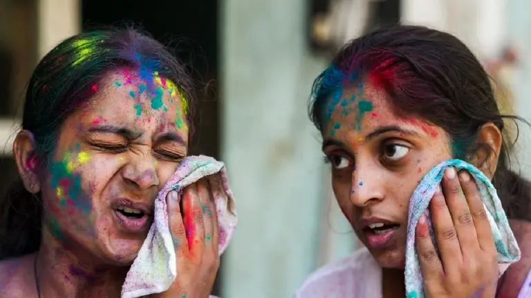 Remove Holi Colour: नहीं हट रहा होली का ये जिद्दी रंग? अभी फॉलो करें ये 3 स्टेप रूटीन, साफ हो जाएगा चेहरा Remove Holi Colour