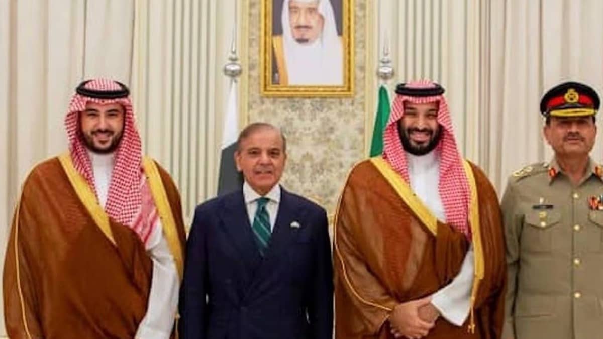 Iran Israel War: सांप छछूंदर वाली हालत... ईरान पर हमला करेगा पाकिस्तान? सऊदी अरब के इस अपील से धर्म संकट में फंस गए शहबाज और आसिम मुनीर