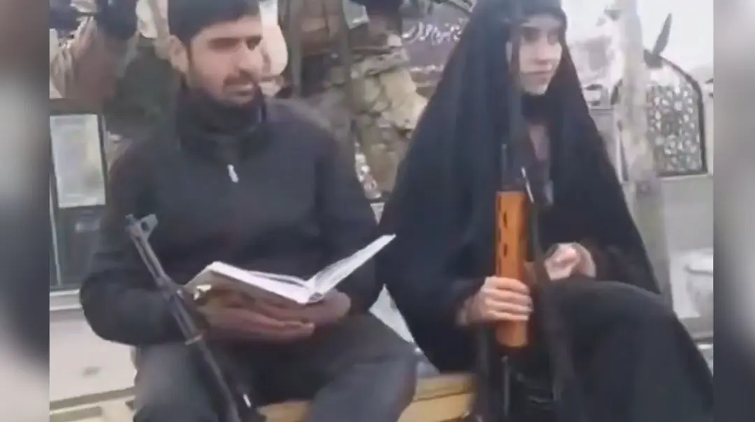 Love in War: हाथों में राइफल, गोला-बारूद के डिब्बे पर बैठकर पढ़ा निकाह, पास में रखी थी मशीन गन; ईरानी जोड़े की Video Viral Love In Times of War: Iranian Couple Exchange Wedding Vows Sitting Beside Machine Gun