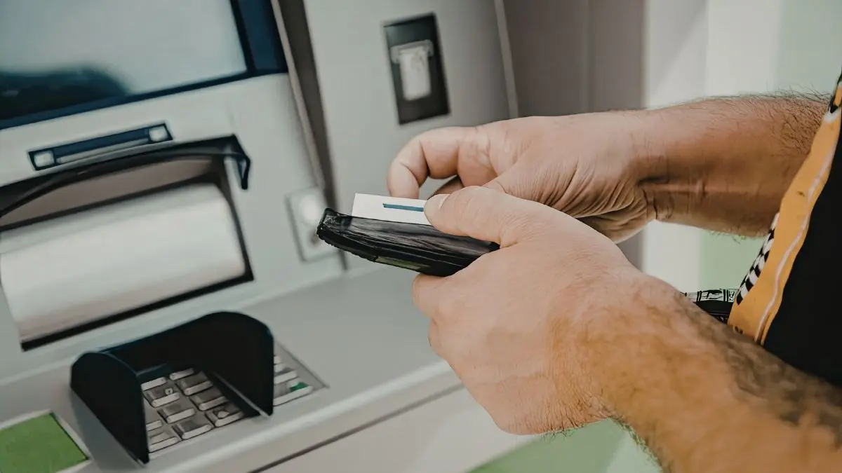 Surat News: ATM से नहीं निकला 10 हजार कैश, अब बैंक को लौटाने होंगे 3.28 लाख रुपये; पूरा मामला जान उड़ जाएंगे होश Surat ATM Transaction Fail News