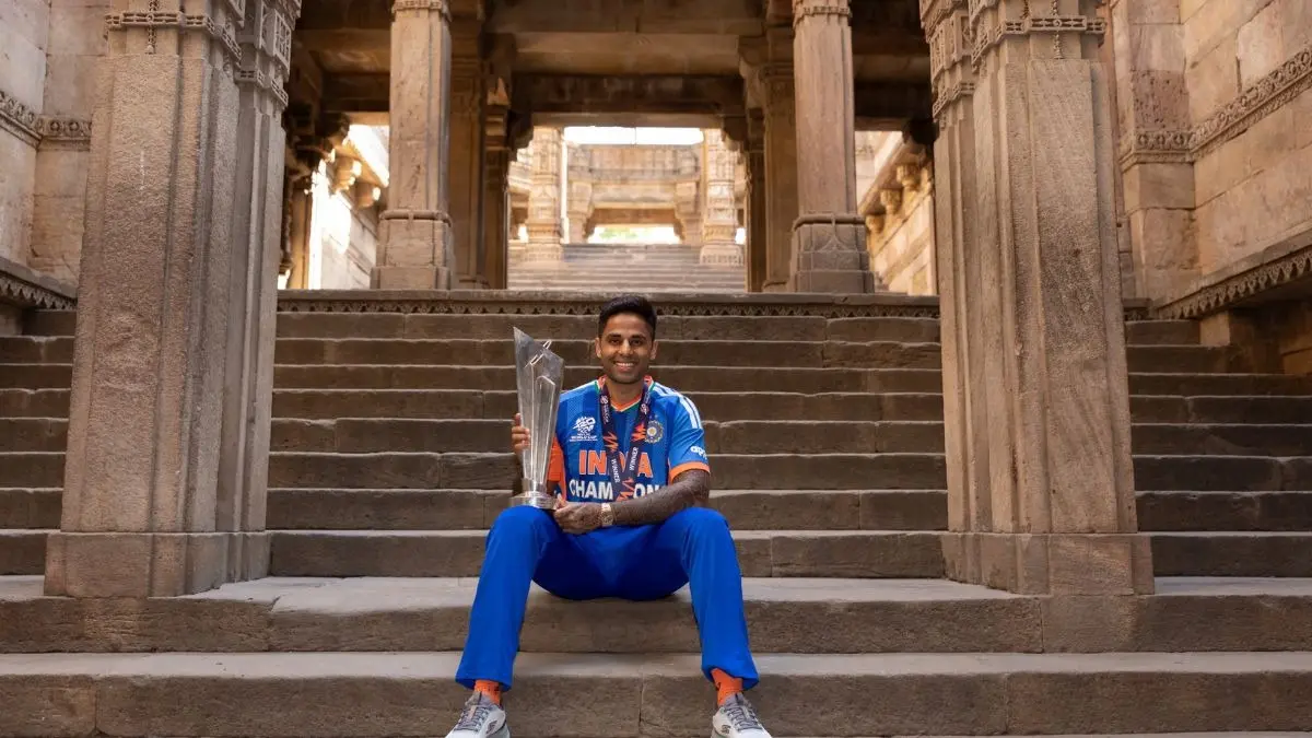 T20 World Cup: टी20 विश्व कप ट्रॉफी के साथ सूर्यकुमार ने 500 साल पुरानी बावड़ी में करवाया फोटोशूट, लूटी वाहवाही T20 World Cup adalaj stepwell