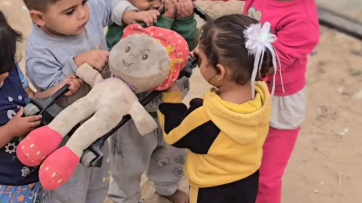 Toddlers in Gaza Seen Carrying Doll Like a Dead Body in Haunting War-Time Play Toddlers in Gaza Seen Carrying Doll Like a Dead Body in Haunting War-Time Play