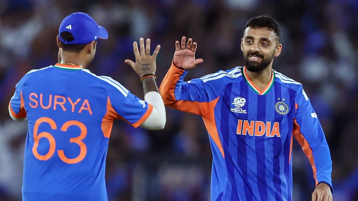  Varun Chakaravarthy and Suryakumar yadav celebrate a wicket