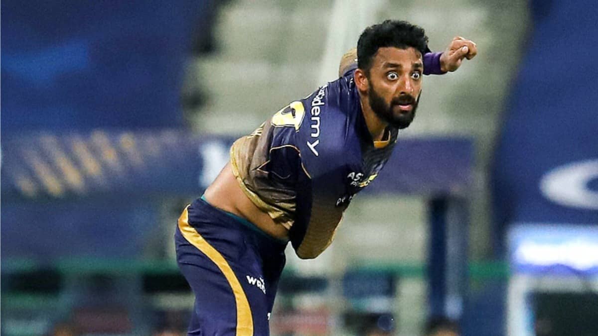 Varun Chakravarthy in action during IPL 2021