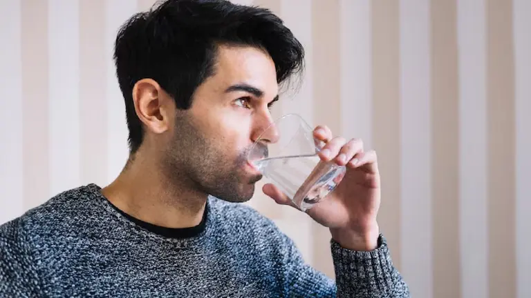 Warm Water After Meal: वजन घटाने के लिए खाने के तुरंत बाद पीते हो गर्म पानी? रुक जाइए, शरीर को होंगे बहुत से नुकसान Warm Water After Meal