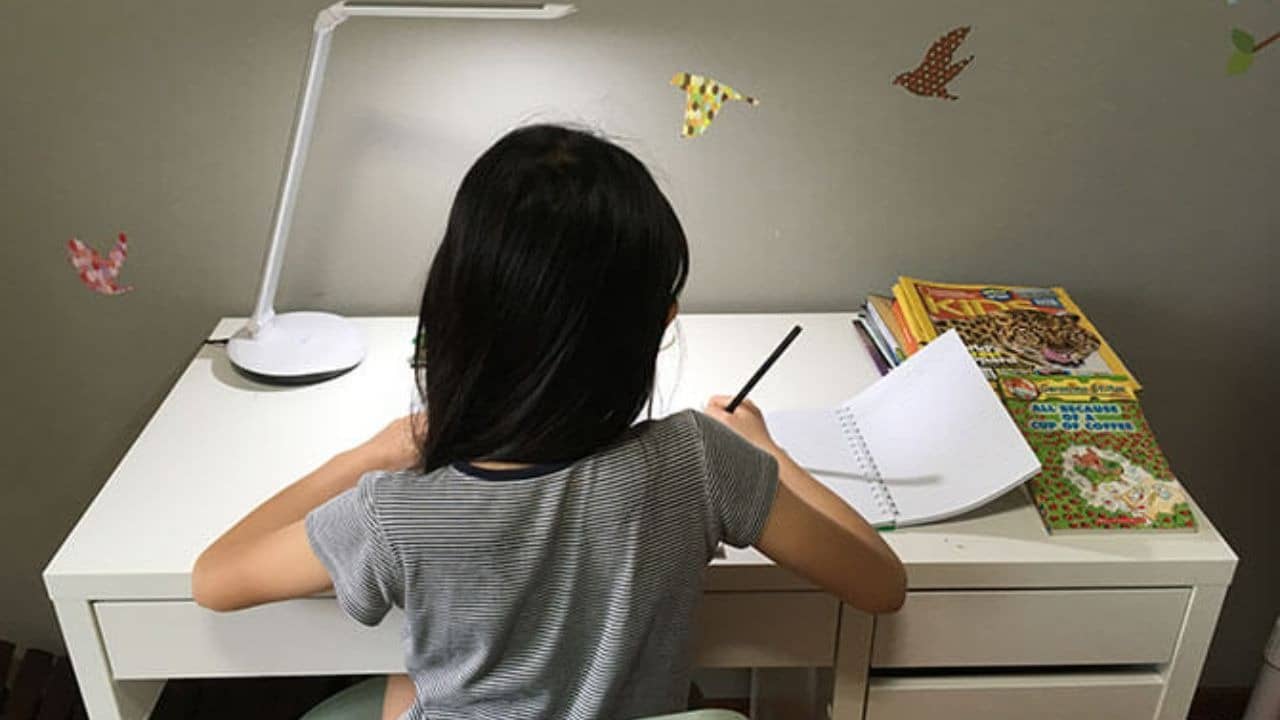 White Light Or Yellow Light, Which Is Better For Kids' Eyesight?