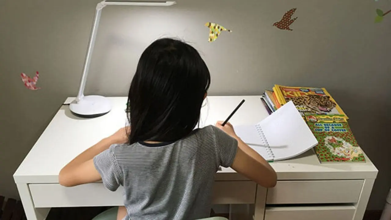 White Light Or Yellow Light, Which Is Better For Kids' Eyesight? White Light Or Yellow Light, Which Is Better For Kids' Eyesight?