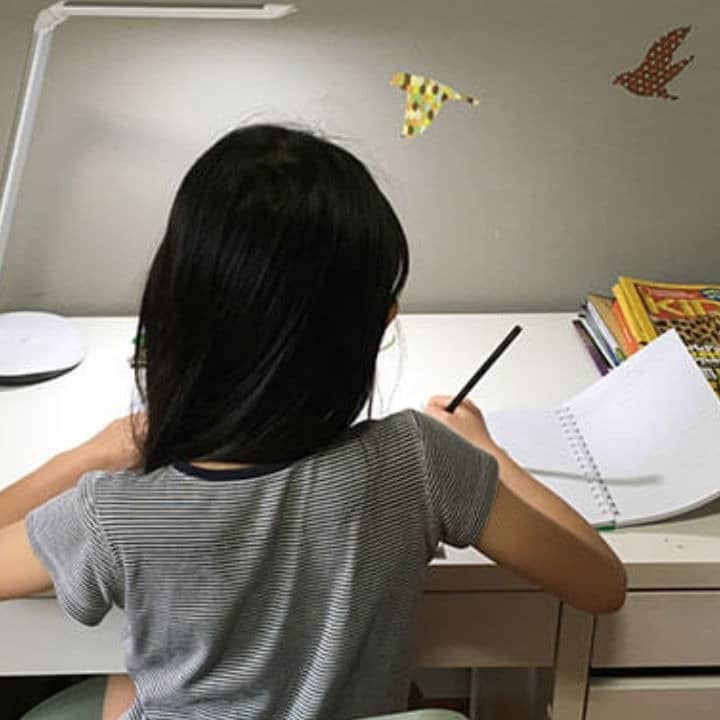 White Light Or Yellow Light, Which Is Better For Kids' Eyesight?