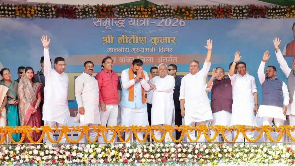 Who Will be Bihar Next CM: कंधे पर हाथ रख नीतीश कुमार ने इस नेता को CM बनने का दिया संकेत, लेकिन सामने क्या हैं अड़चनें? Who Will be Bihar Next CM