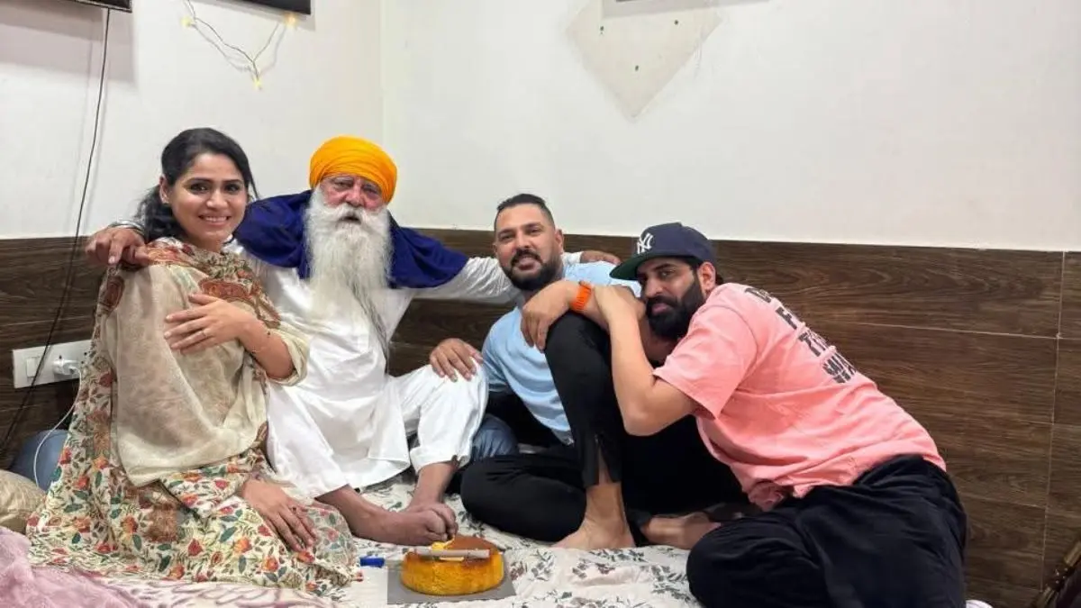 अपने हाथों से खिलाया केक, गले मिले और फिर... युवराज सिंह ने पिता योगराज सिंह का ऐसे मनाय बर्थडे, इमोशनल VIDEO VIRAL yuvraj singh video yograj singh birthday